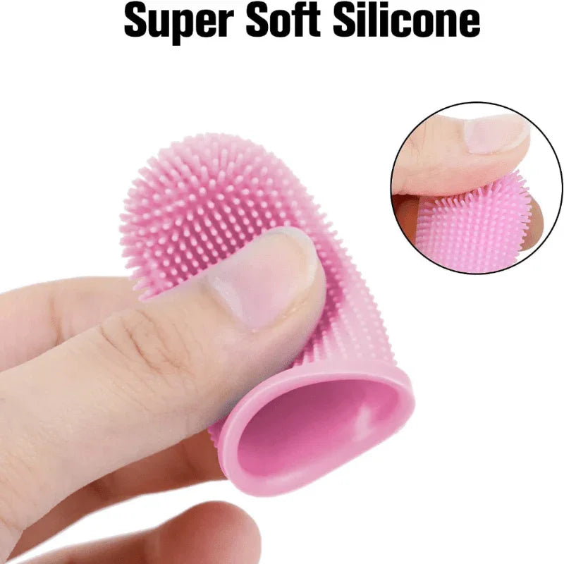 Doigt tenant un embout en silicone rose super doux avec des picots pour le nettoyage