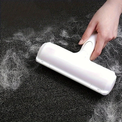 Brosse ramasse poils blanche tenue à la main sur tapis noir avec poils blancs visibles