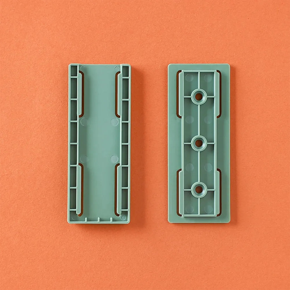 Deux plaques rectangulaires en plastique vert menthe sur fond orange, vue de dessus