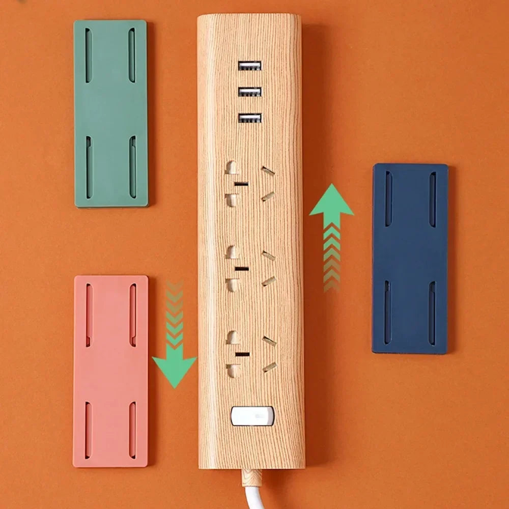 Multiprise bois avec prises et ports USB, accessoires de fixation colorés sur fond orange