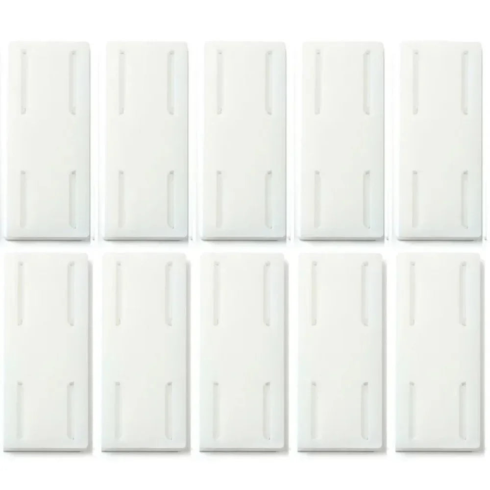 Dix plaques thermiques blanches alignées en deux rangées sur fond blanc