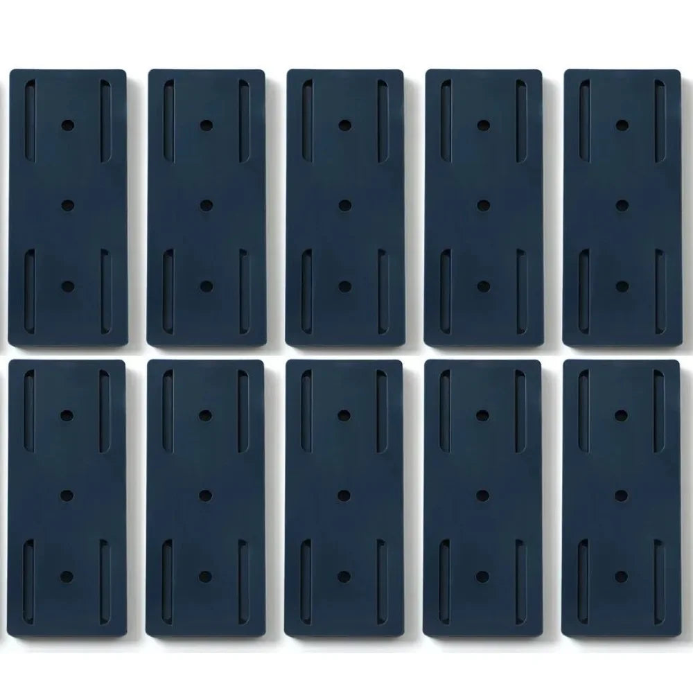 Dix plaques rectangulaires en plastique bleu marine avec trous et rainures, alignées en deux rangées