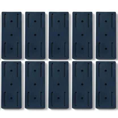 Dix plaques rectangulaires en plastique bleu marine avec trous et rainures, alignées en deux rangées
