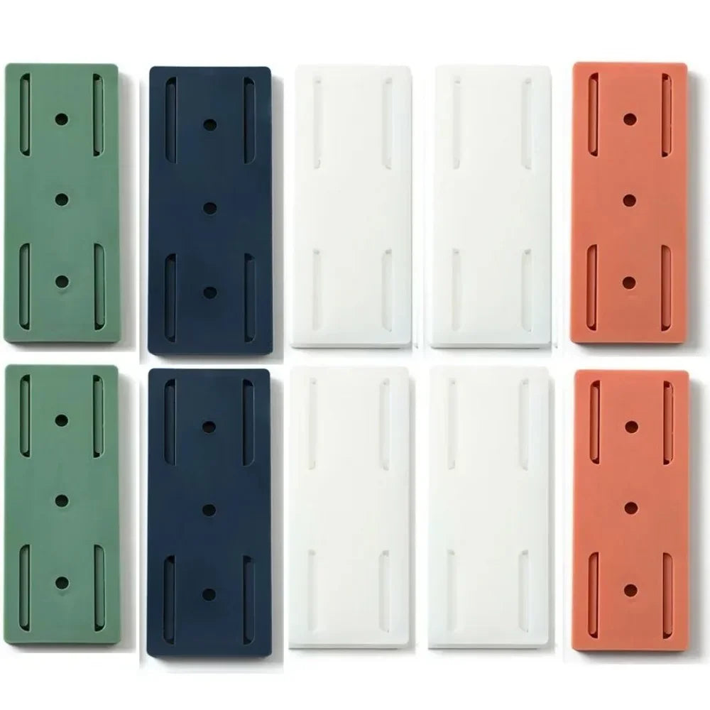 Plaques murales colorées vert, bleu, blanc et rouge en forme rectangulaire avec trous et rainures