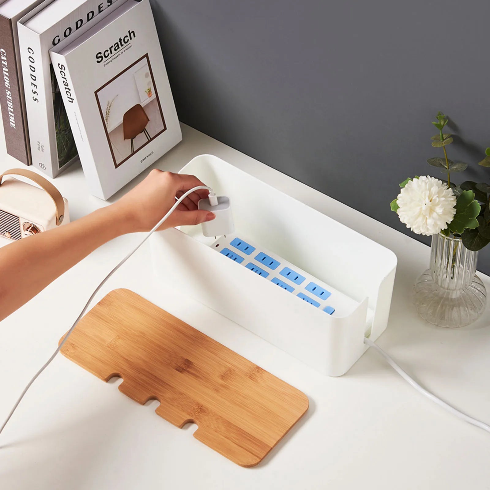 Grande boîte de gestion de câbles – Organisateur et couvercle de câbles de style bois pour fils de télévision, ordinateur, hub USB et multiprise sous le bureau – by Sirius Flow